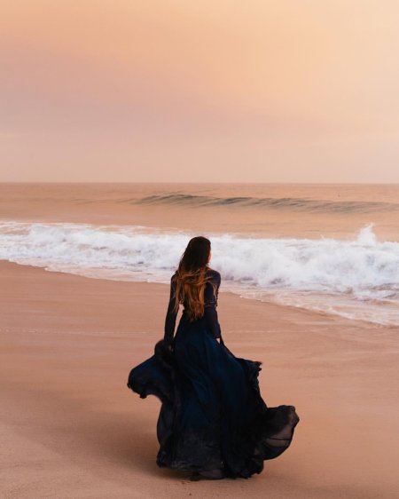 Девушка в длинном платье