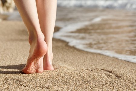 Ноги на пляже