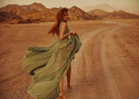 Девушка в длинном платье