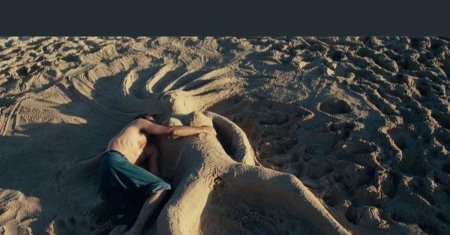 Фигуры из песка на пляже