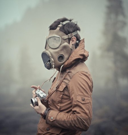Человек с противогазом