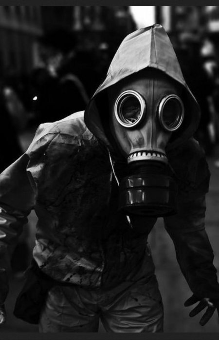 Люди в противогазах