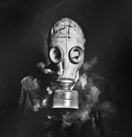 Люди в противогазах