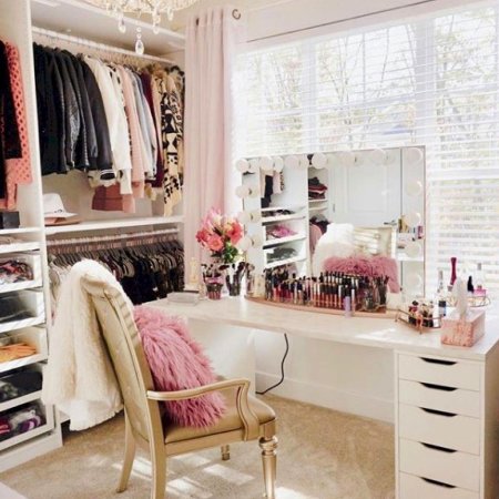 Гардеробная с туалетным столиком