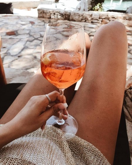 Девушки с бокалами