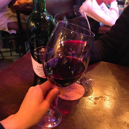 Бокал вина в ресторане