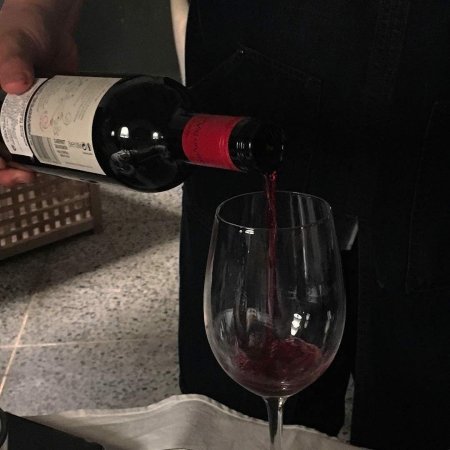 Бутылка с вином