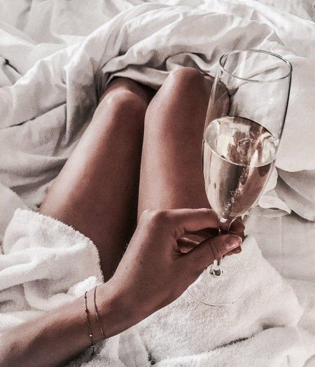 Бокал шампанского в руке девушки