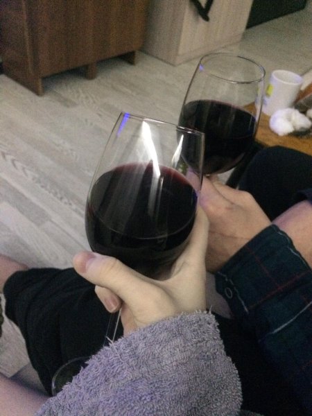 Бокал вина в руке девушки