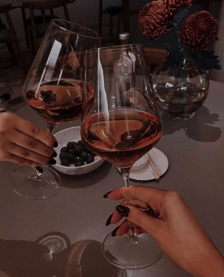 Бокал розового вина