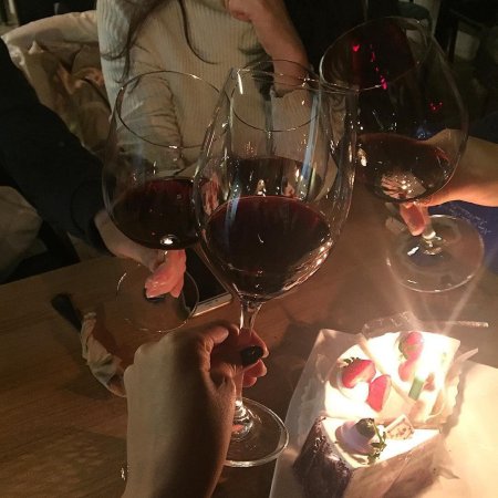 Бокал вина в ресторане