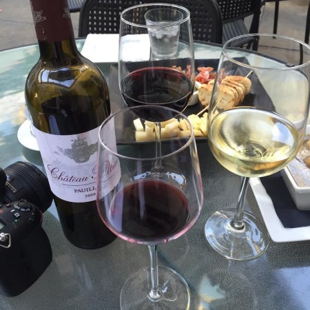 Вино на столе