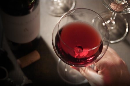 Рука с бокалом