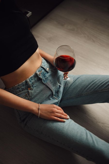Девушка с бокалом вина в руке