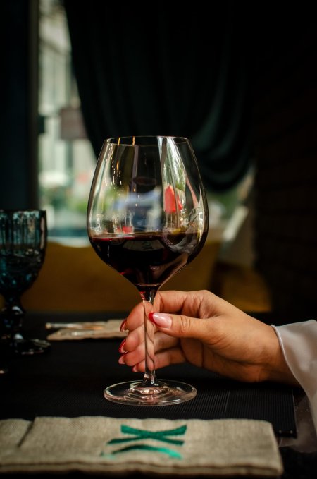 Бокал с красным вином