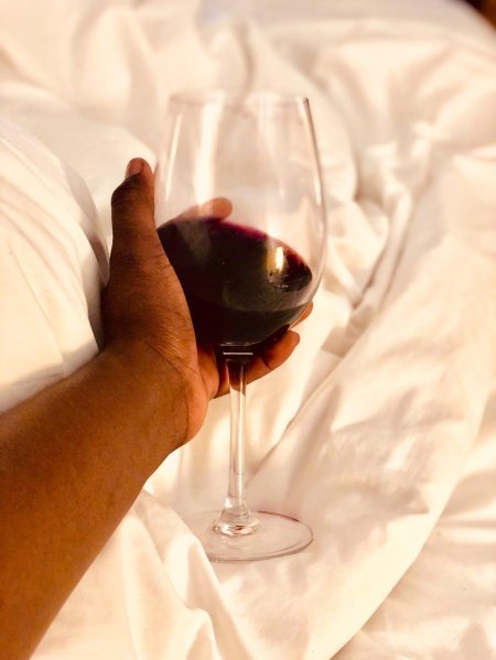 Рука с вином