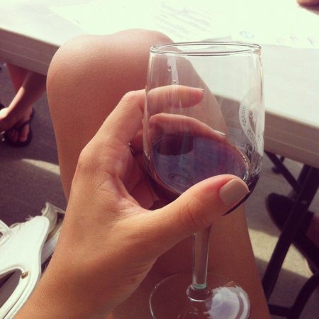 Бокал вина в руке девушки