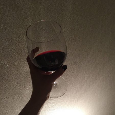 Бокал вина в руке девушки дома