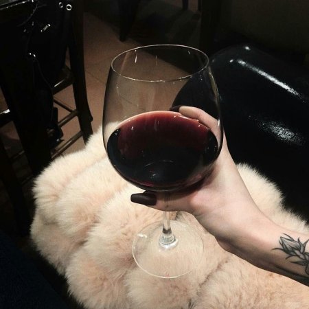 Девушка с бокалом вина в руке