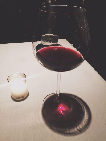 Бокал вина на столе