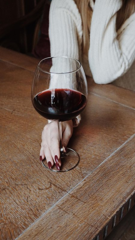 Фотосессия с бокалом вина дома