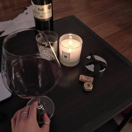 Бокал вина на столе