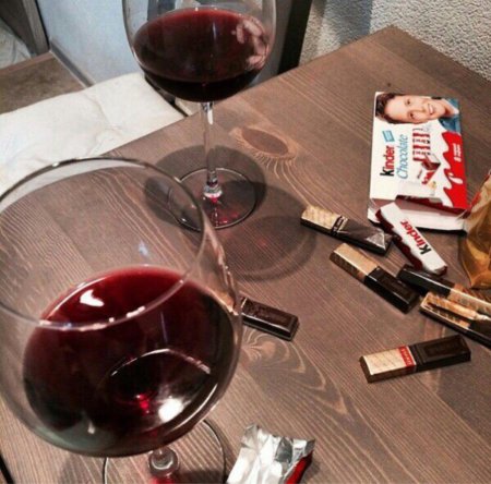 Вино на столе