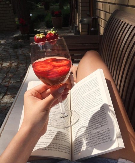 Рука с бокалом