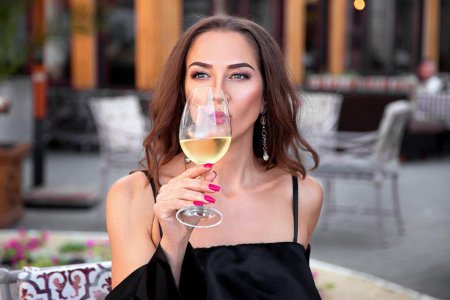 Девушка с бокалом