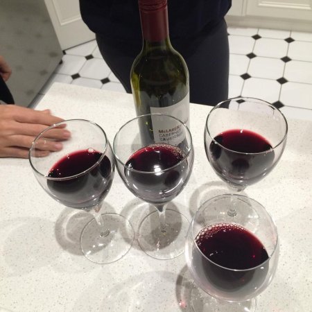 Вино в бокале на столе