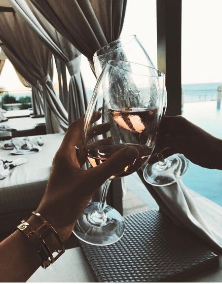 Бокал в руке девушки