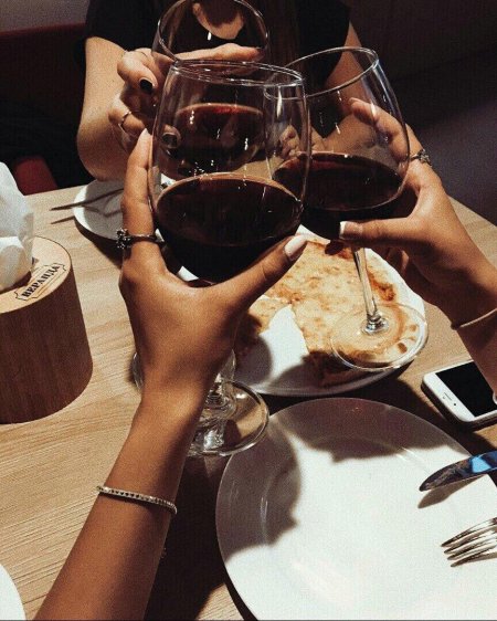 Бокал вина в ресторане