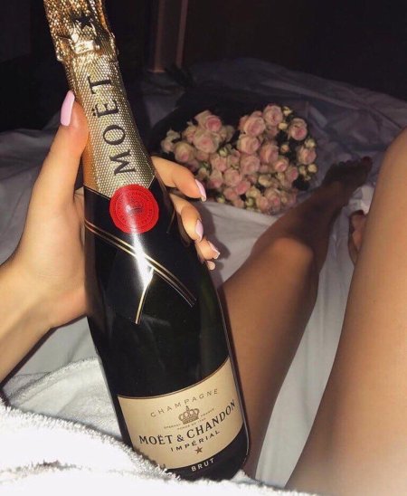 Девушки с шампанским