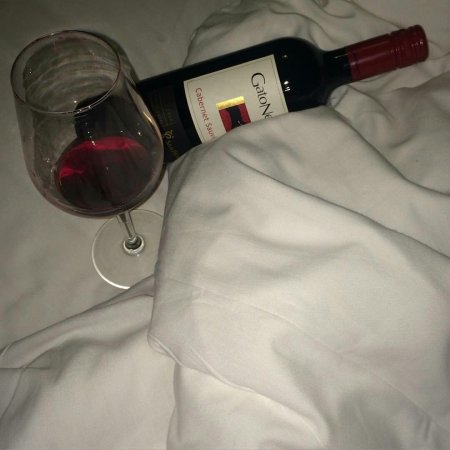 Бутылка с вином