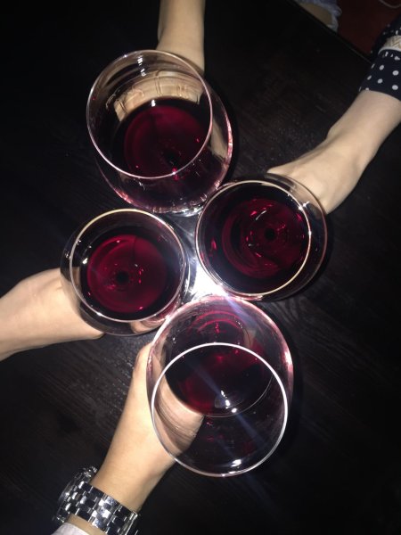 Бокал в руке девушки