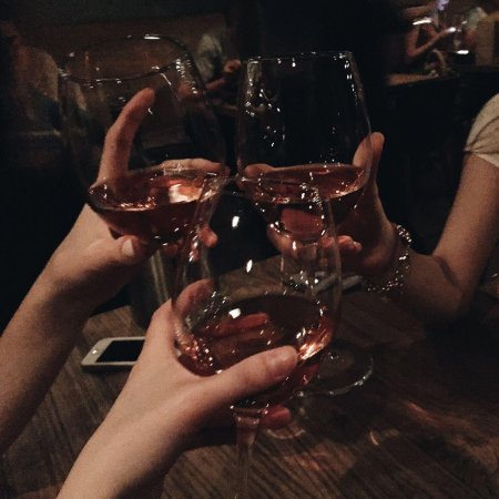 Чокаться бокалами