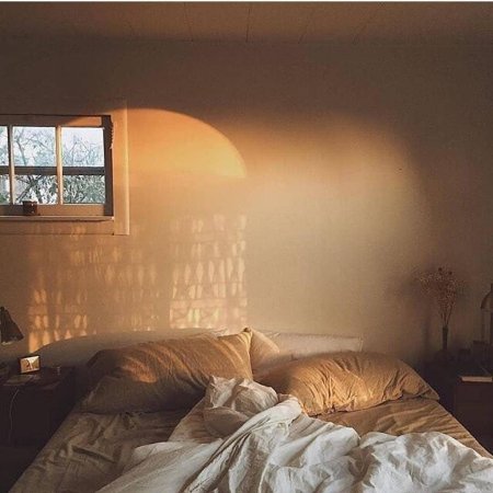 Уютная спальня в теплых тонах