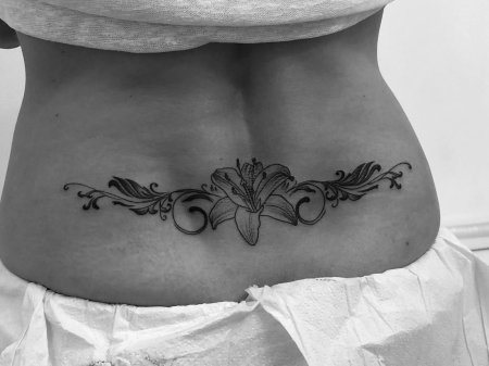 Тату на пояснице для девушек