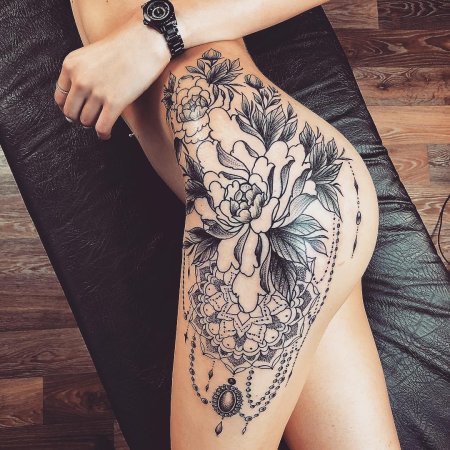 Женская тату на бедре