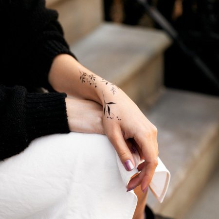 Татуировка на руке для девушек