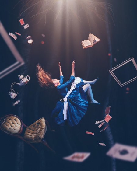 Алиса в стране чудес падает кроличью нору