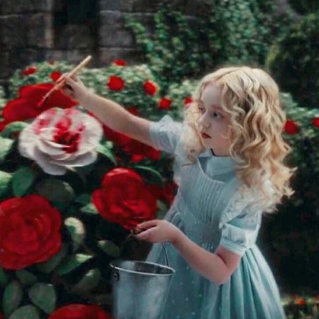 Алиса в стране чудес красят розы
