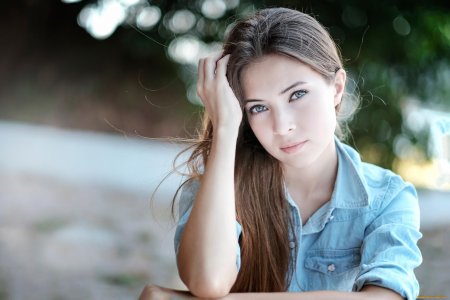 Красивая скромная девушка