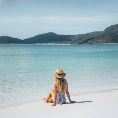 Девушка в шляпе на пляже