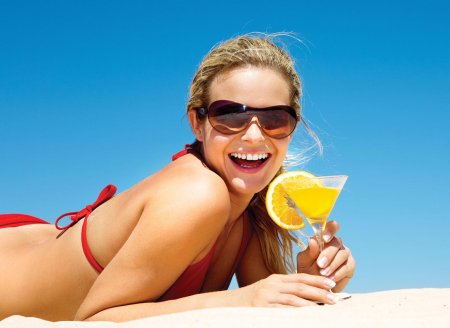 Девушка с коктейлем на пляже