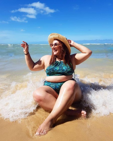 Полные женщины на пляже