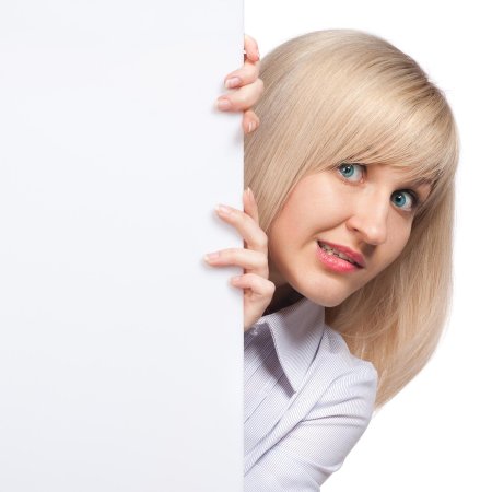 Женщина выглядывает