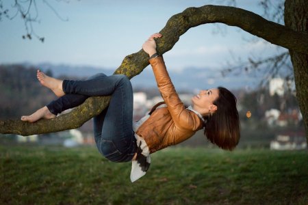 Девушка на дереве