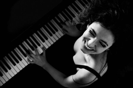 Девушка и фортепиано