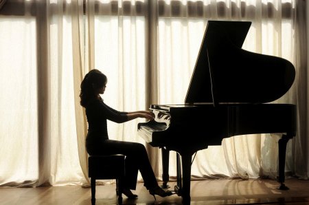 Девушка за фортепиано